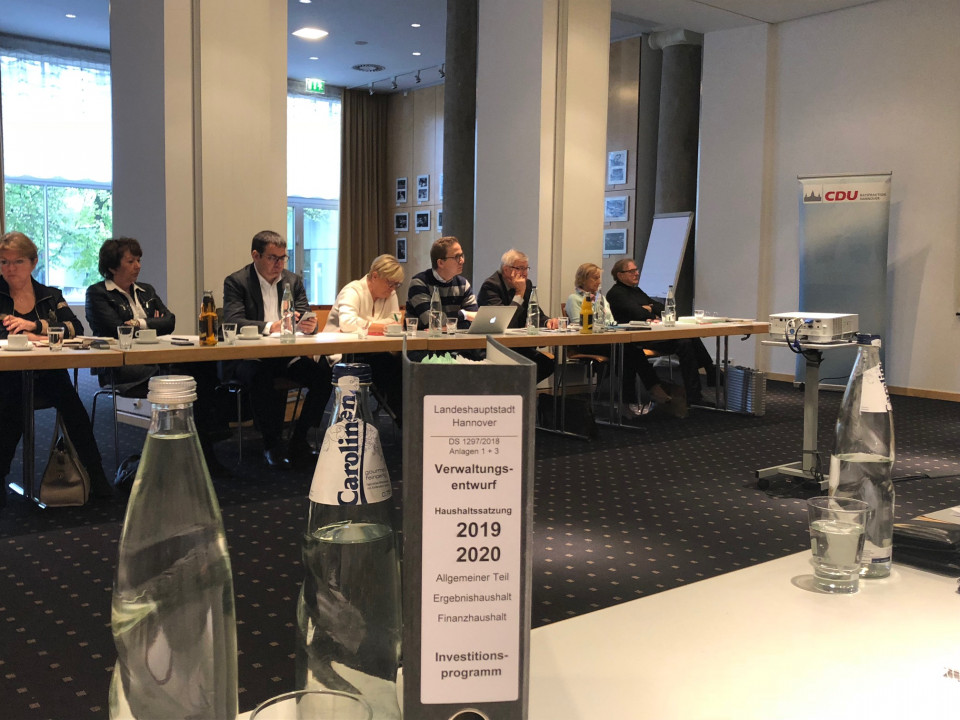 CDU-Ratsfraktion berät den Doppelhaushalt 2019/20 (Foto: Sven Alexander van der Wardt) CDU-Ratsfraktion berät den Doppelhaushalt 2019/20 (Foto: Sven Alexander van der Wardt)