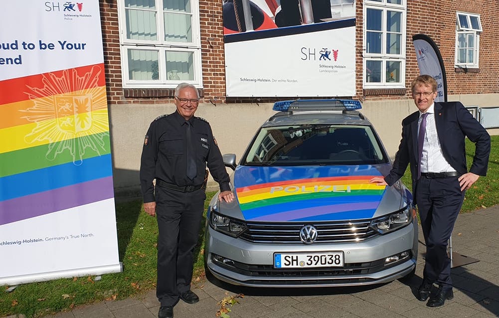 Jens Puschmann prsentiert den extra umgestalteten Streifenwagen Schleswig-Holsteins Ministerprsidenten Daniel Gnther (Foto: J. Puschmann)